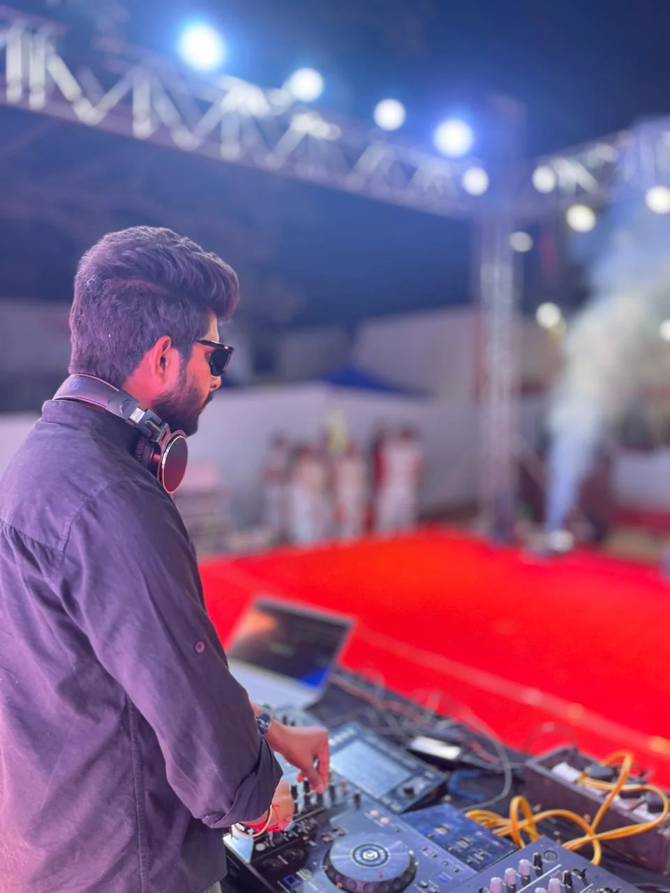 DJ Meet at the mixing console